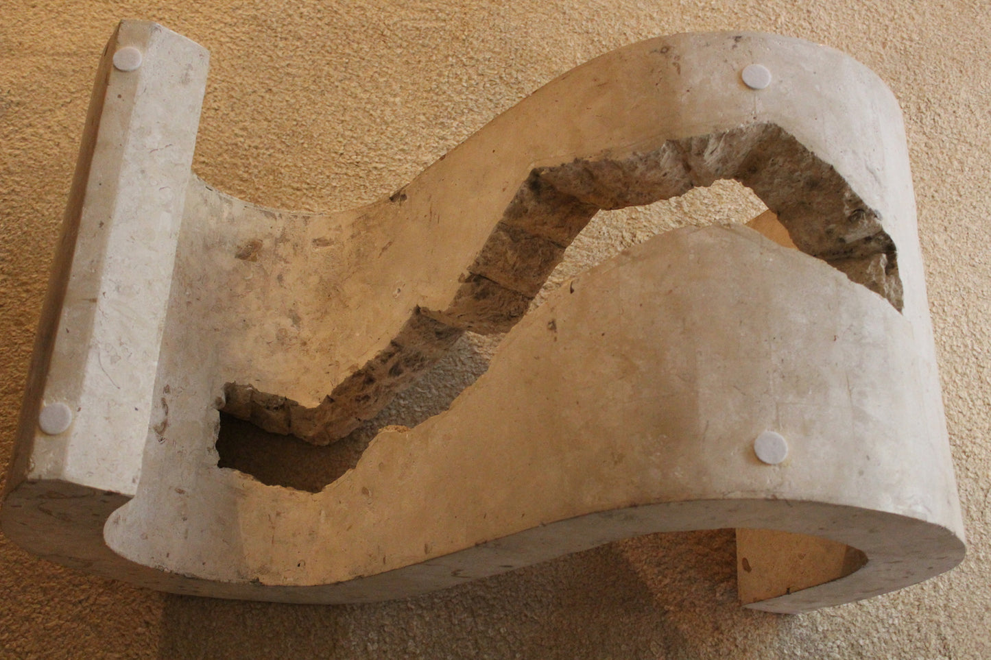 Tavolino Scultoreo in Travertino e Vetro