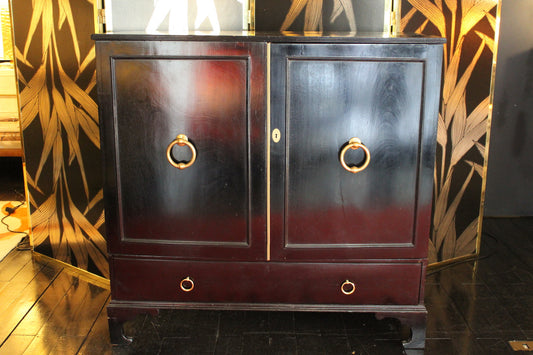Credenza Inglese laccata Nera con maniglie in Ottone, Anni '40