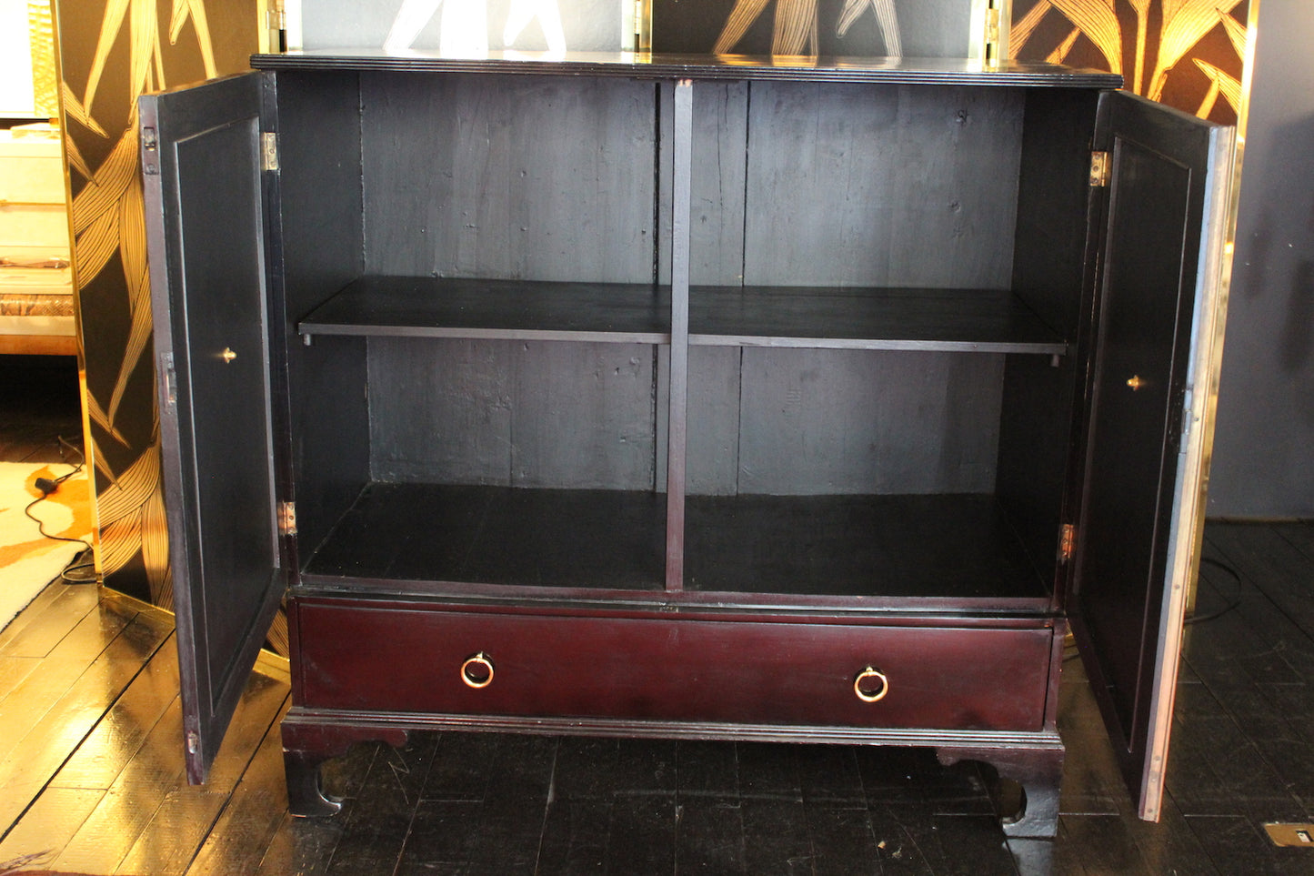 Credenza Inglese laccata Nera con maniglie in Ottone, Anni '40