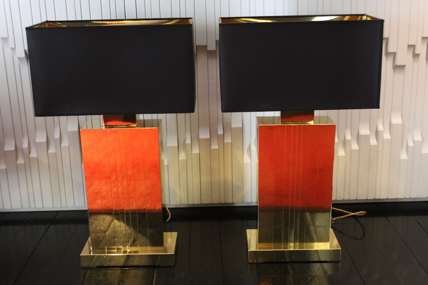 Coppia di lampade da tavolo modernariato in ottone lucidato con base geometrica e paralumi rettangolari neri.

