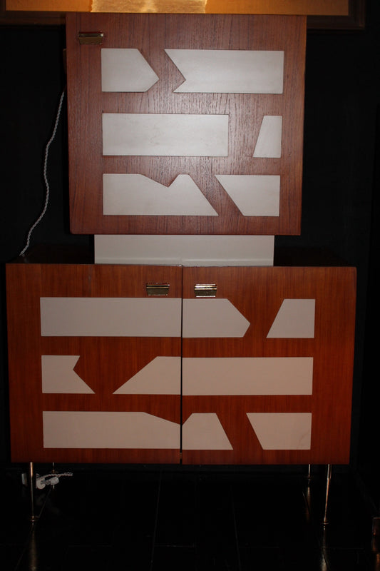 Mobile bar modernariato anni '60 in legno con due corpi sovrapposti e intarsio geometrico astratto chiaro.