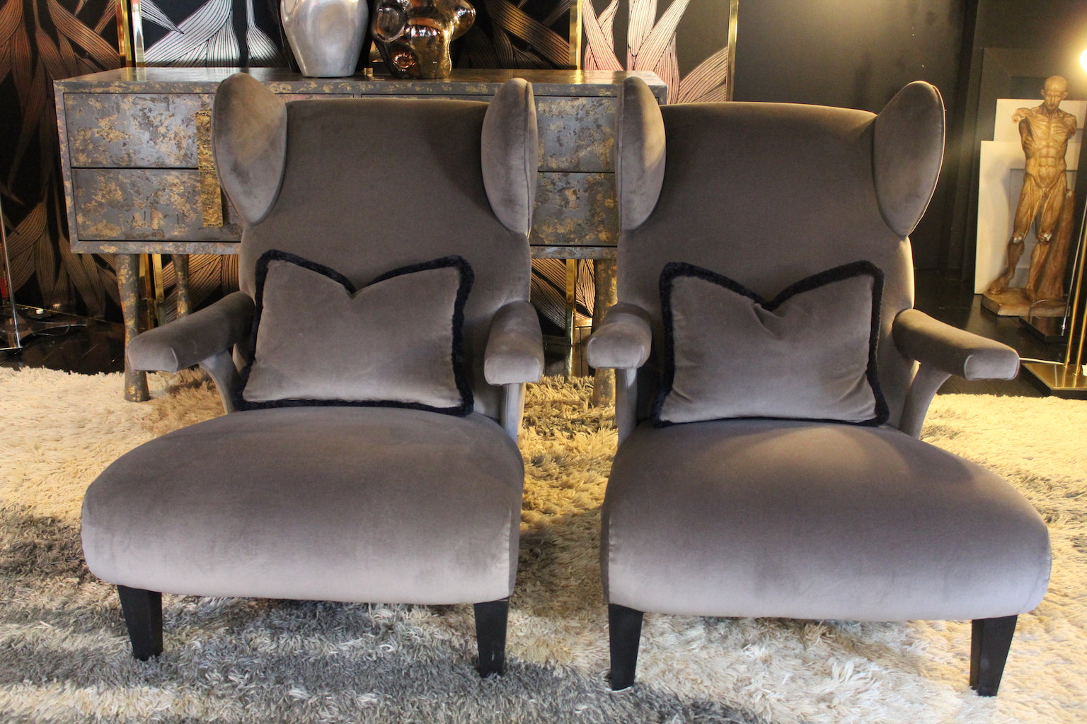 Coppia di poltrone modernariato anni '40 in velluto grigio con schienale alto sagomato e gambe in legno nero.