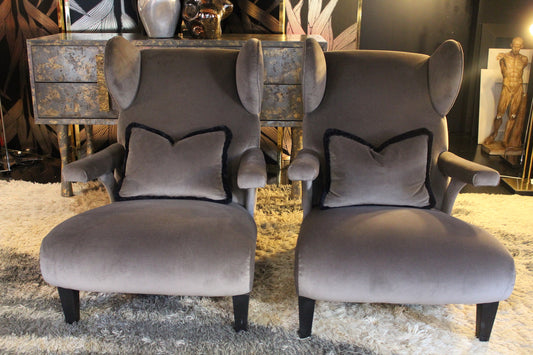 Coppia di poltrone modernariato anni '40 in velluto grigio con schienale alto sagomato e gambe in legno nero.