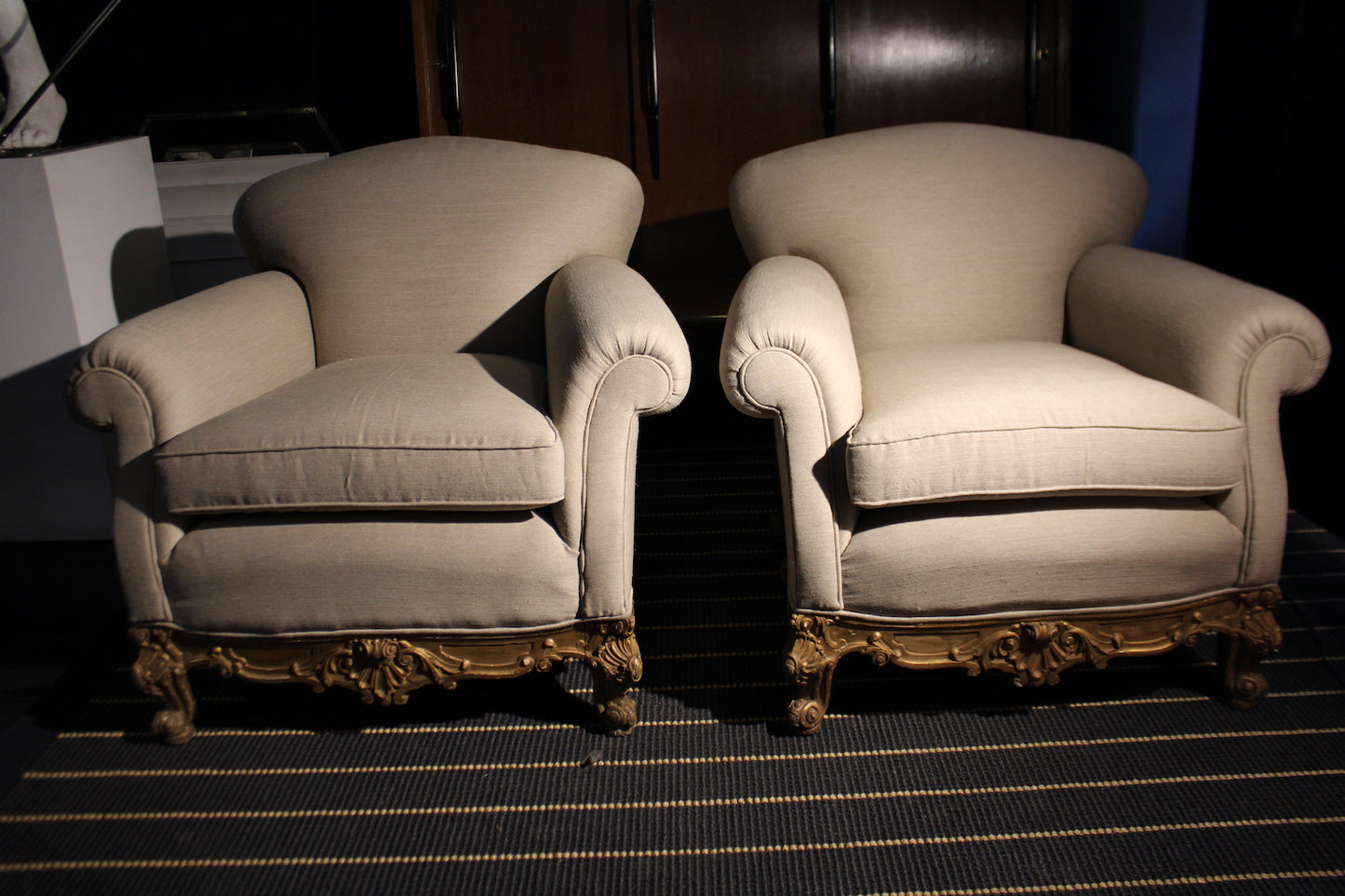 Coppia di poltrone modernariato anni '50 in lino écru, con base intagliata e rifinita in oro (stile Luigi XV).

