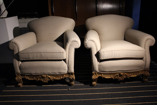 Coppia di poltrone modernariato anni '50 in lino écru, con base intagliata e rifinita in oro (stile Luigi XV).

