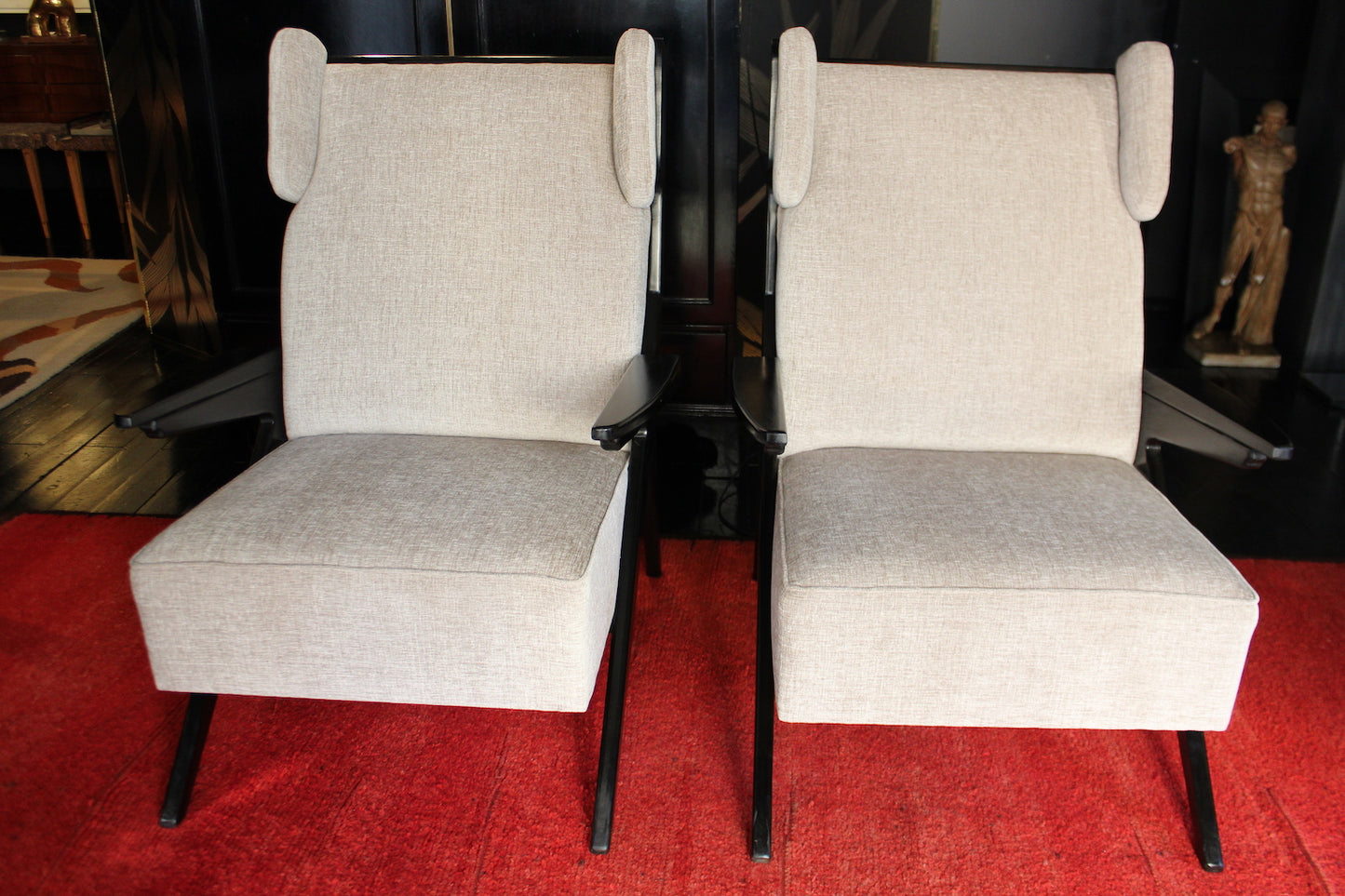 Coppia di poltrone modernariato anni '50 in ciniglia grigio ghiaccio, con struttura in faggio nero e braccioli a sbalzo.