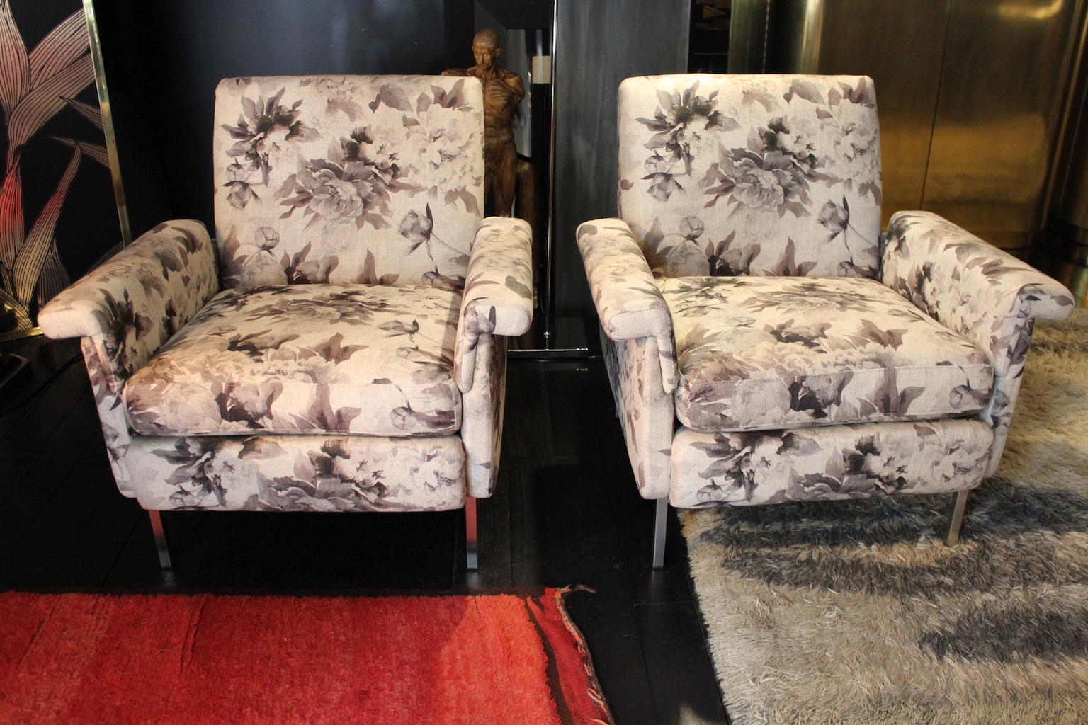 Coppia di poltrone modernariato anni '70 in lino con stampa floreale sui toni neutri, gambe sottili in metallo.