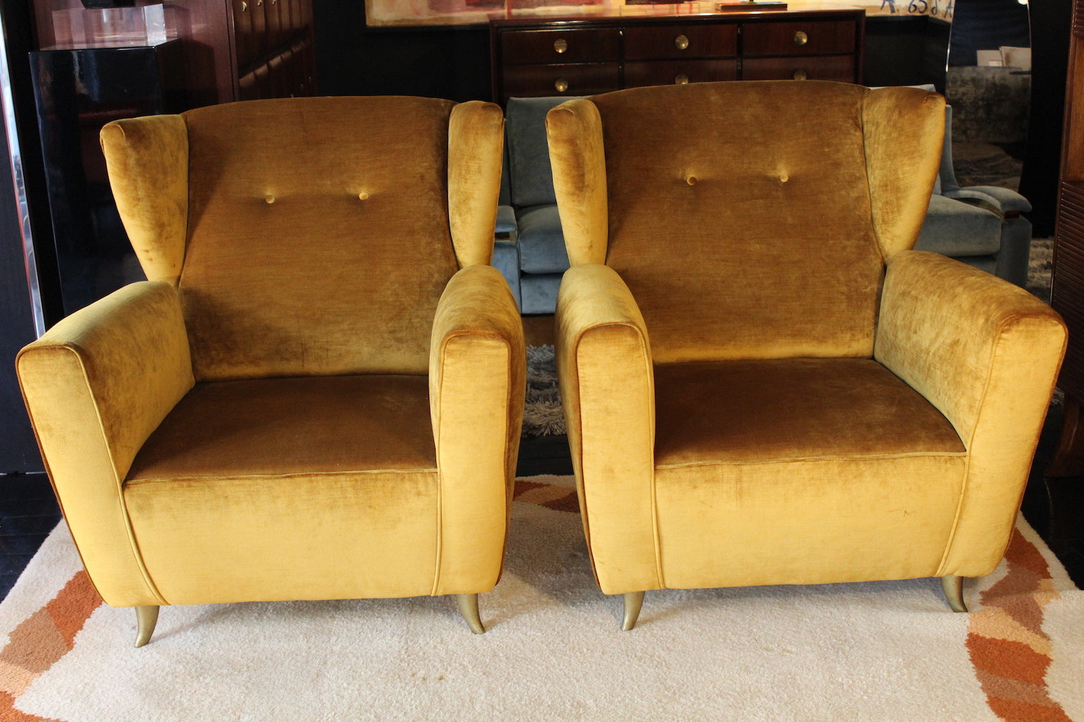 Coppia di poltrone modernariato anni '40 in velluto color oro, schienale alto a pozzetto con piedini in ottone.