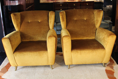 Coppia di poltrone modernariato anni '40 in velluto color oro, schienale alto a pozzetto con piedini in ottone.