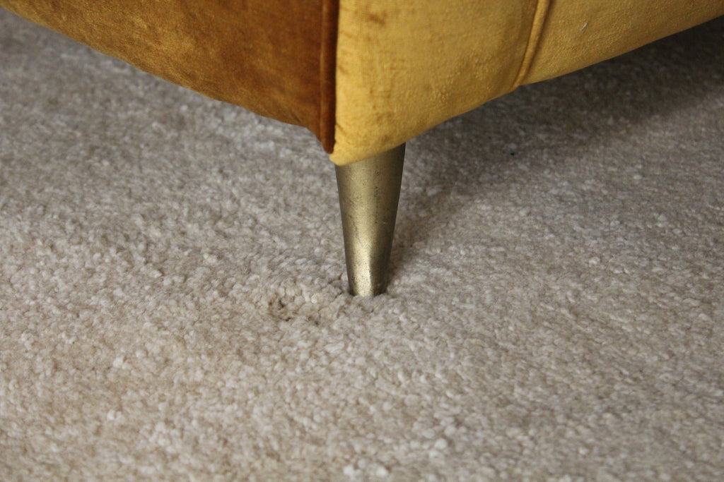 Coppia di Poltrone in Velluto Oro con Bottoni, Anni '40