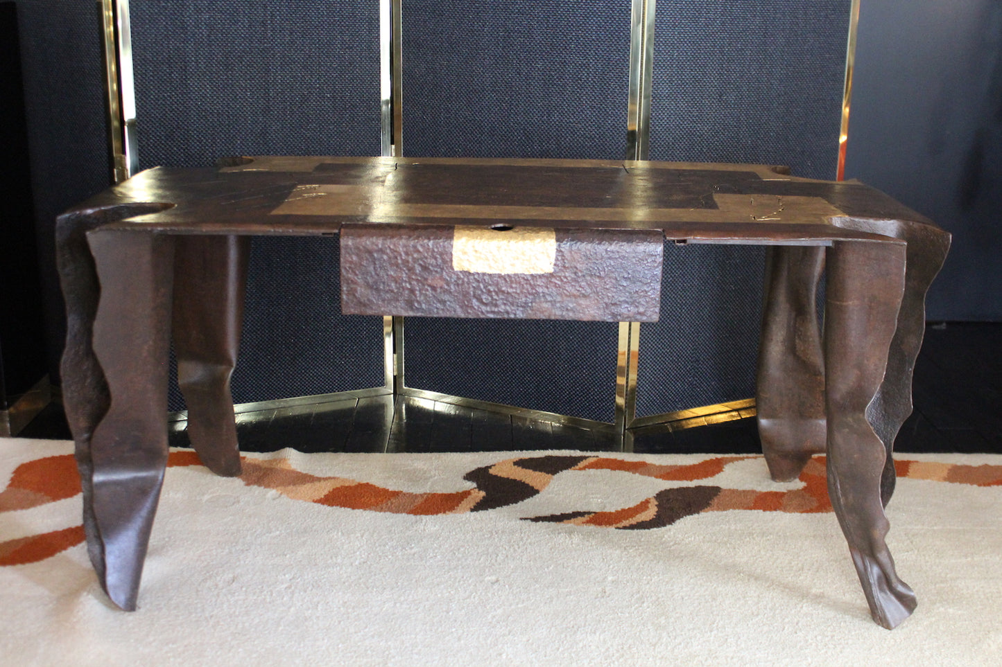 Scrivania scultorea d'artista J. Argueyrolles, in metallo patinato con forme organiche e cassetto testurizzato con accento dorato.

