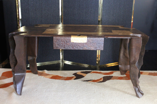 Scrivania scultorea d'artista J. Argueyrolles, in metallo patinato con forme organiche e cassetto testurizzato con accento dorato.

