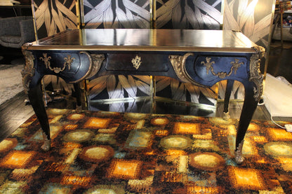 Scrivania antica stile Napoleone III, primi '900, in legno laccato nero con gambe cabriole e ricchi intarsi in ottone dorato.