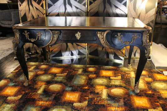 Scrivania antica stile Napoleone III, primi '900, in legno laccato nero con gambe cabriole e ricchi intarsi in ottone dorato.