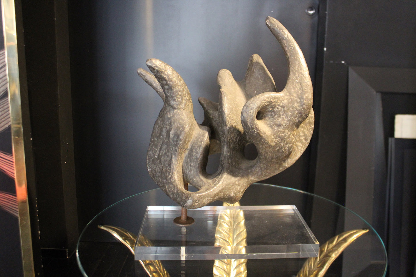 Scultura modernariato anni '50 astratta in bronzo patinato, forma bi-morfica, montata su base in acrilico trasparente.