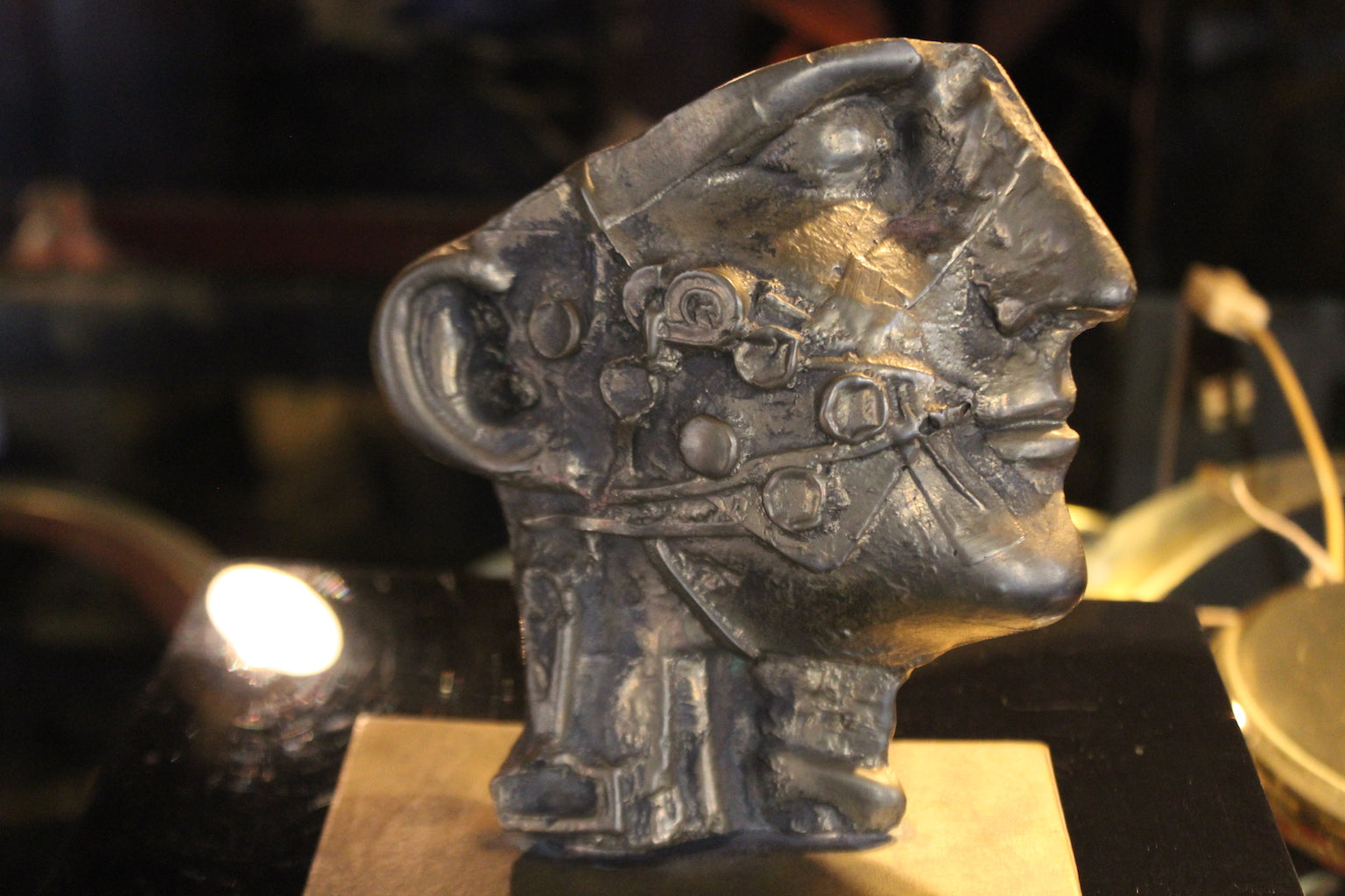 Scultura modernariato anni '70 di Vincenzo Eulissi, raffigurante una testa astratta in bronzo con patina scura.