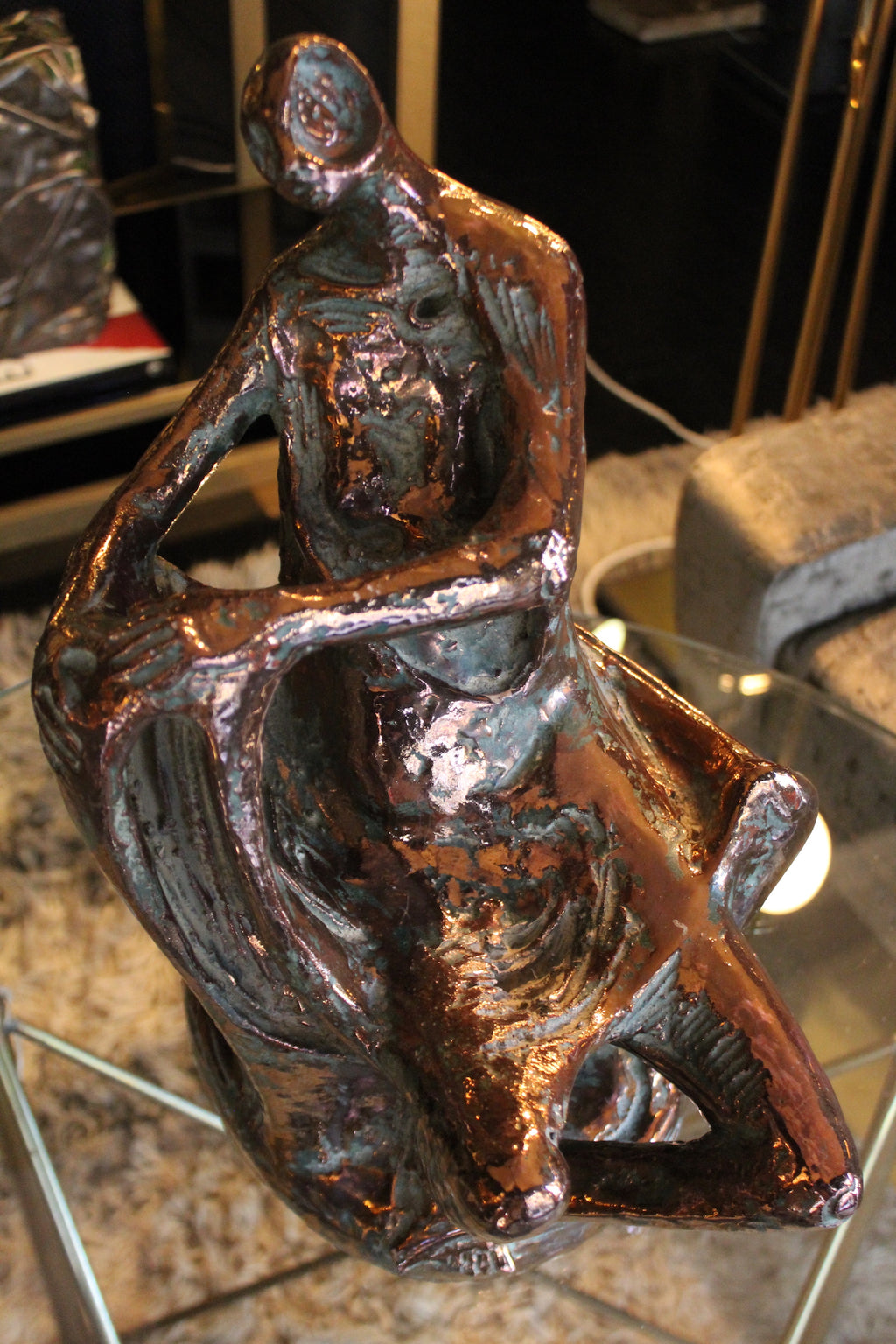 Scultura modernariato anni '60 di Momar, in ceramica con finitura iridescente bronzo/verde, raffigurante una figura astratta.