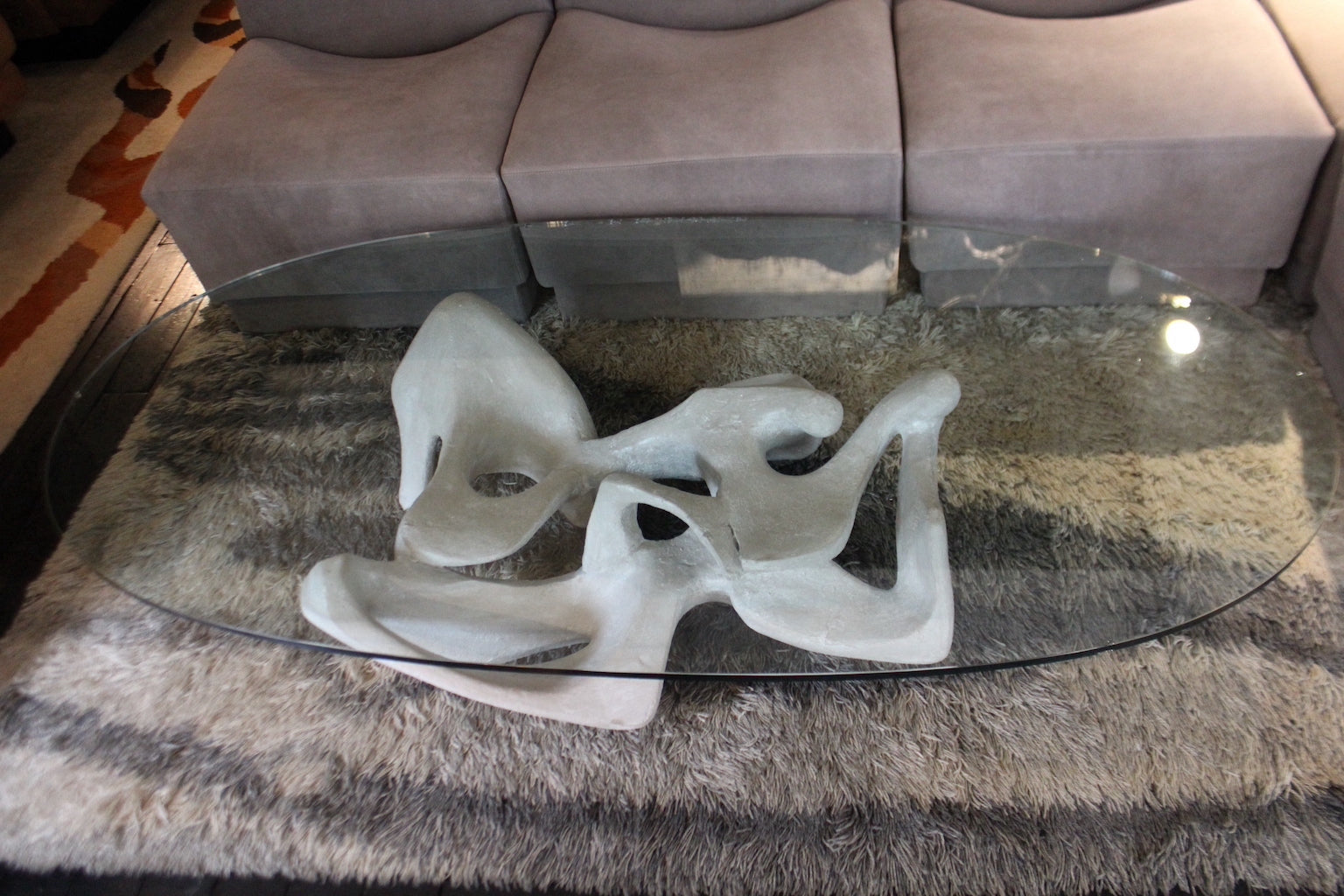 Tavolino modernariato anni '70 'Kanasutra' con piano ovale in vetro e base scultorea astratta in composito.

