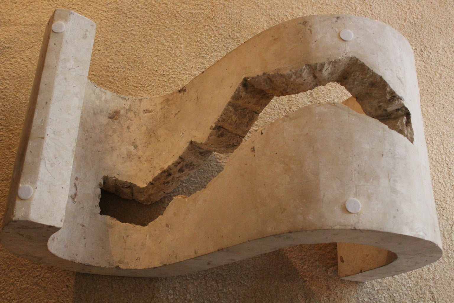 Tavolino Scultoreo in Travertino e Vetro