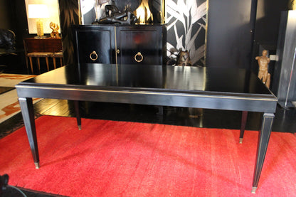 Tavolo da pranzo modernariato anni '70 in legno laccato nero, con profili e puntali in ottone, stile neoclassico.