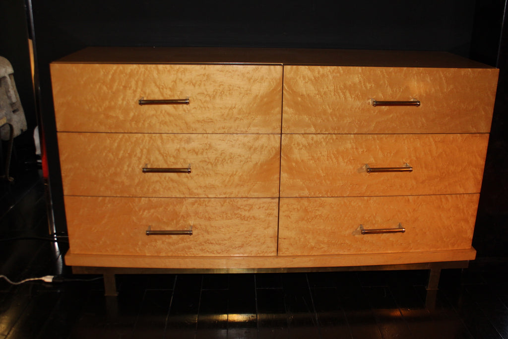 Cassettiera modernariato anni '70 in legno di cedro biondo con maniglie e base in ottone.