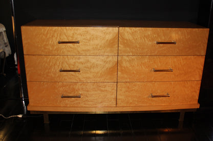 Cassettiera modernariato anni '70 in legno di cedro biondo con maniglie e base in ottone.