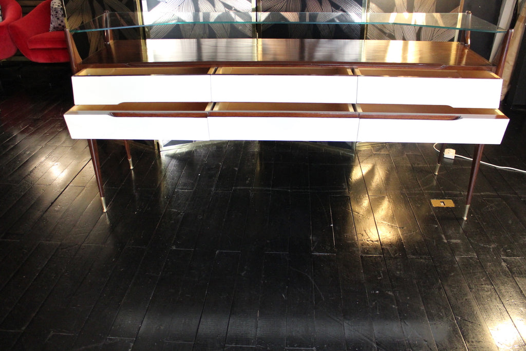 Console modernariato anni '50 in palissandro con cassetti bianchi, gambe affusolate e ripiano in vetro.

