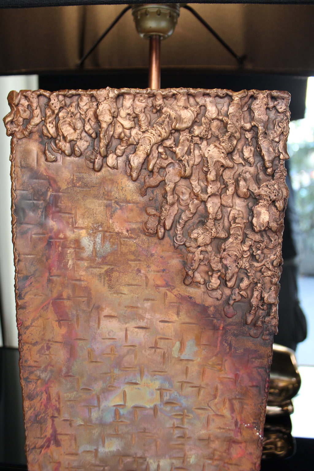 Lampada da tavolo in rame testurizzato, Anni '60