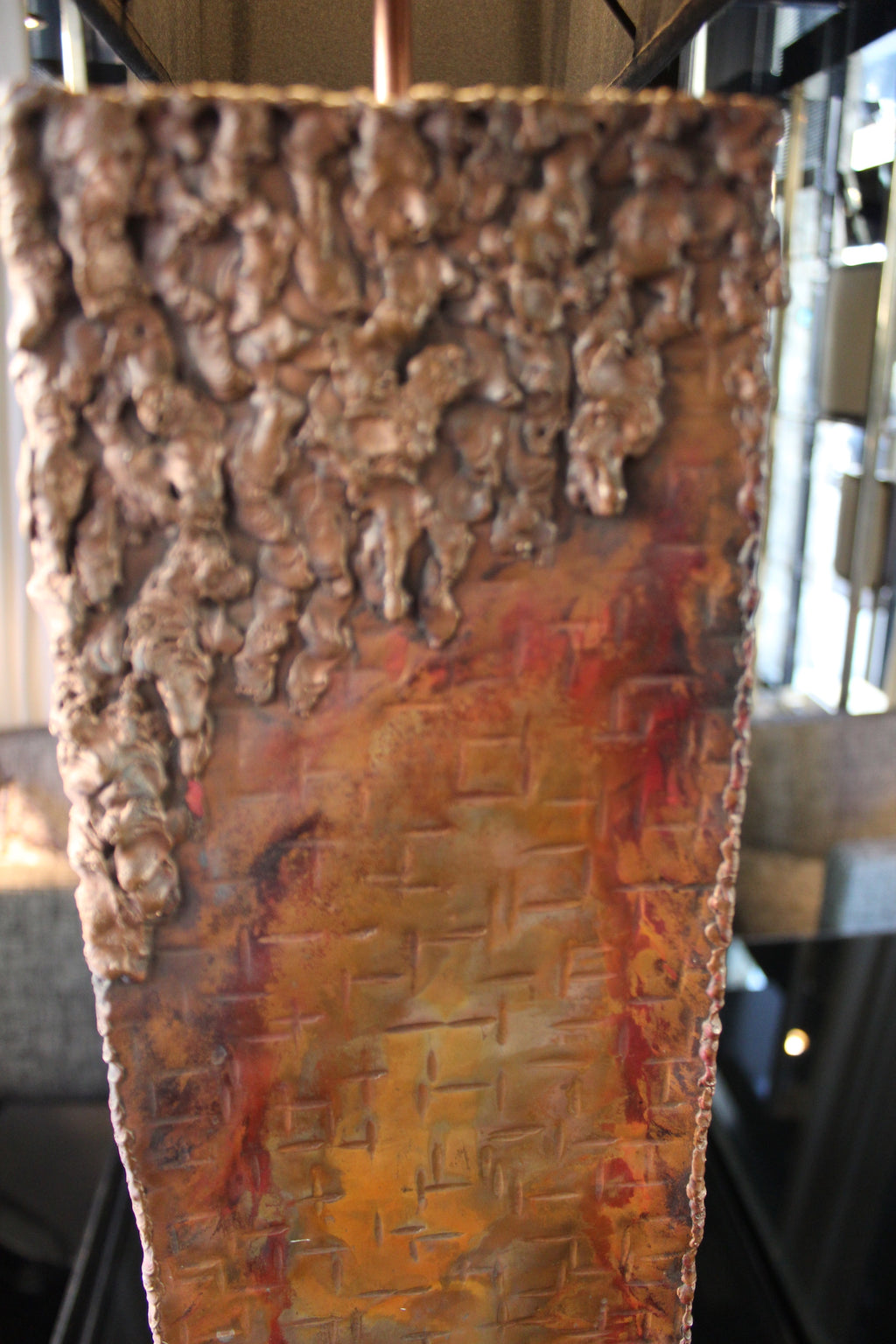 Lampada da tavolo in rame testurizzato, Anni '60