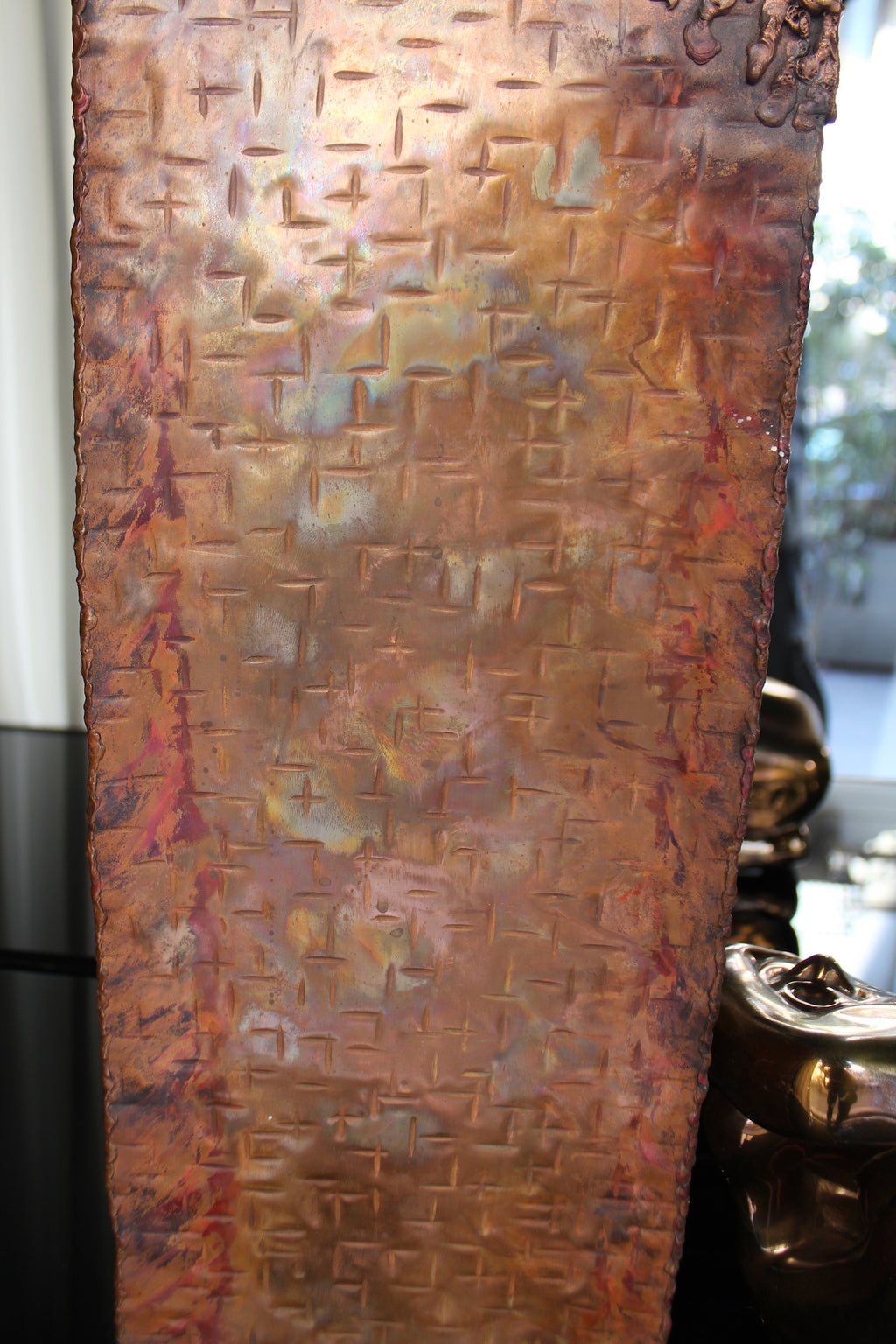 Lampada da tavolo in rame testurizzato, Anni '60